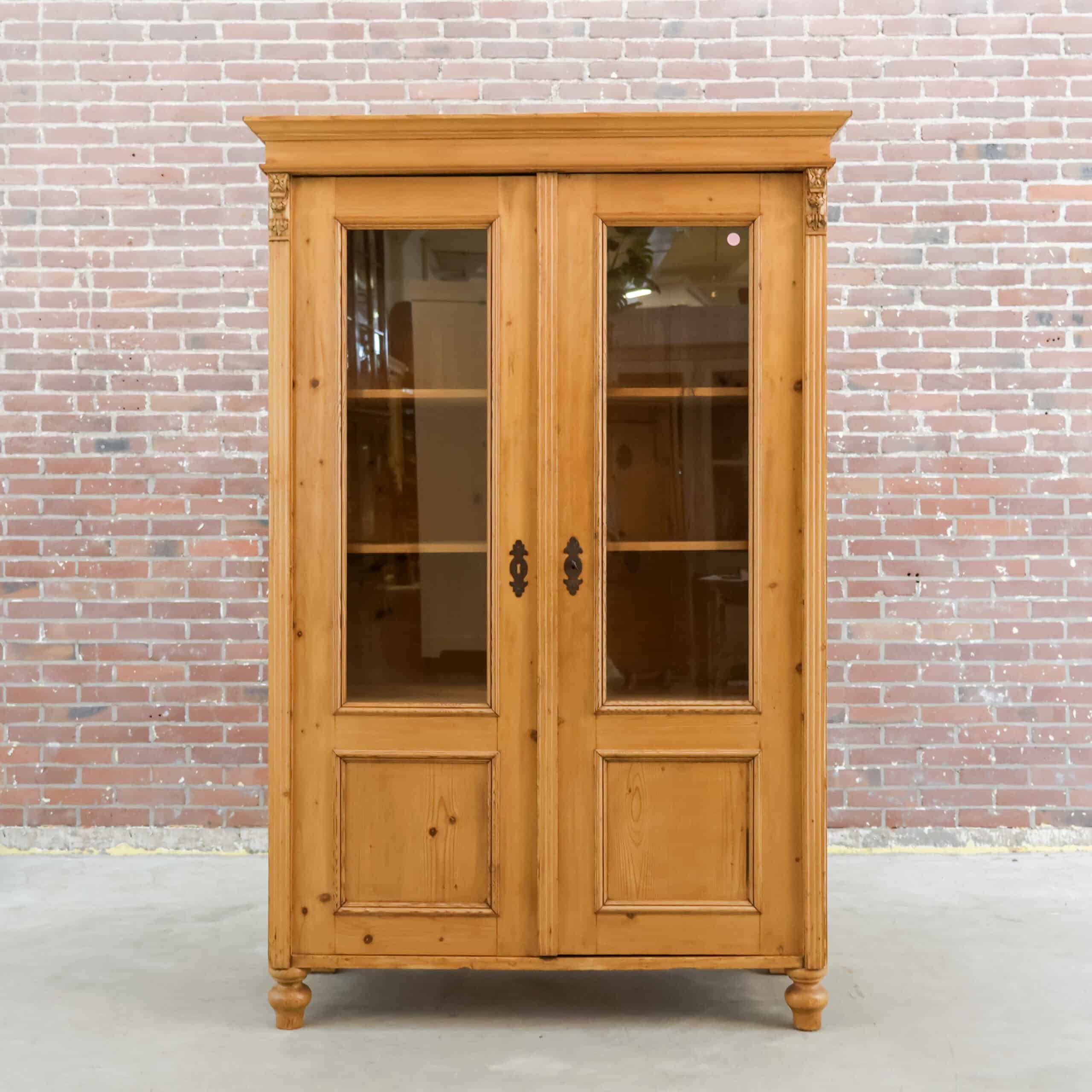 Grenen vitrinekast