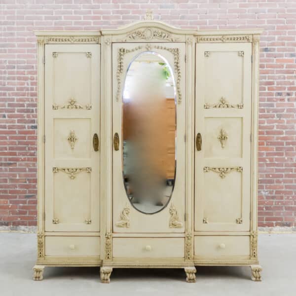 Brocante driedeurs linnenkast
