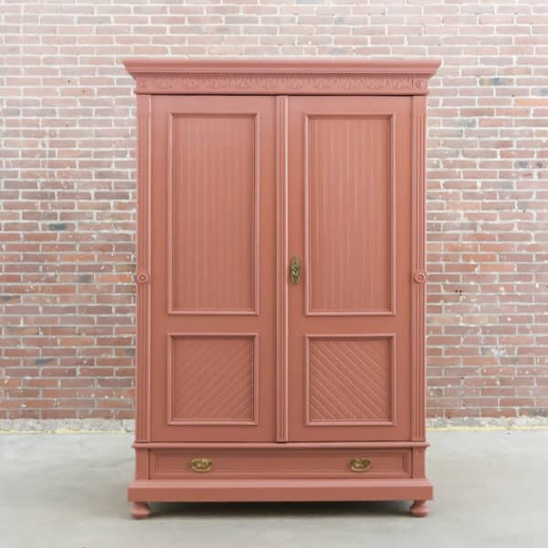 Oudroze linnenkast