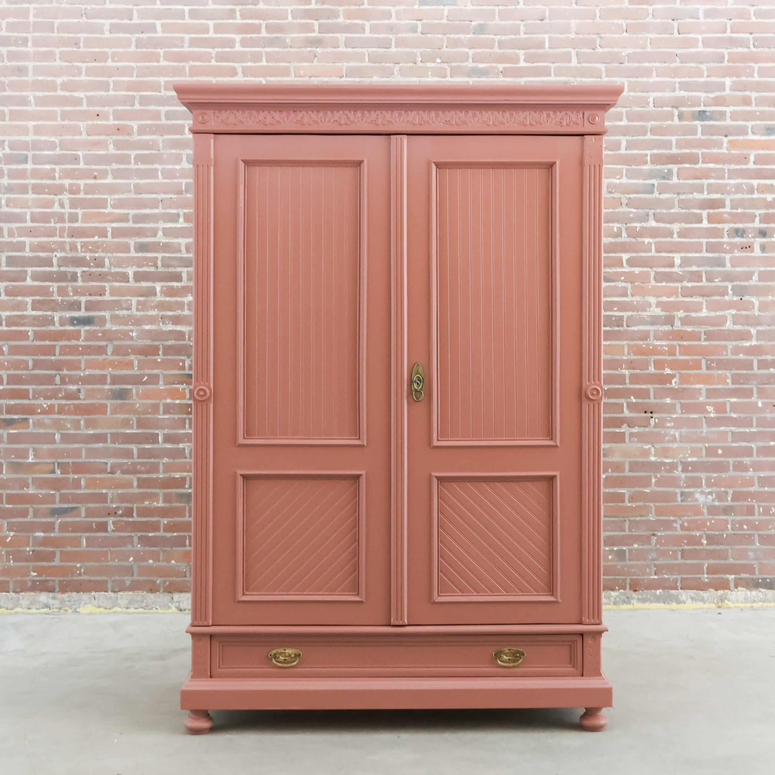 Oudroze linnenkast