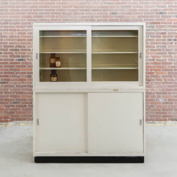 Industriële apothekerskast
