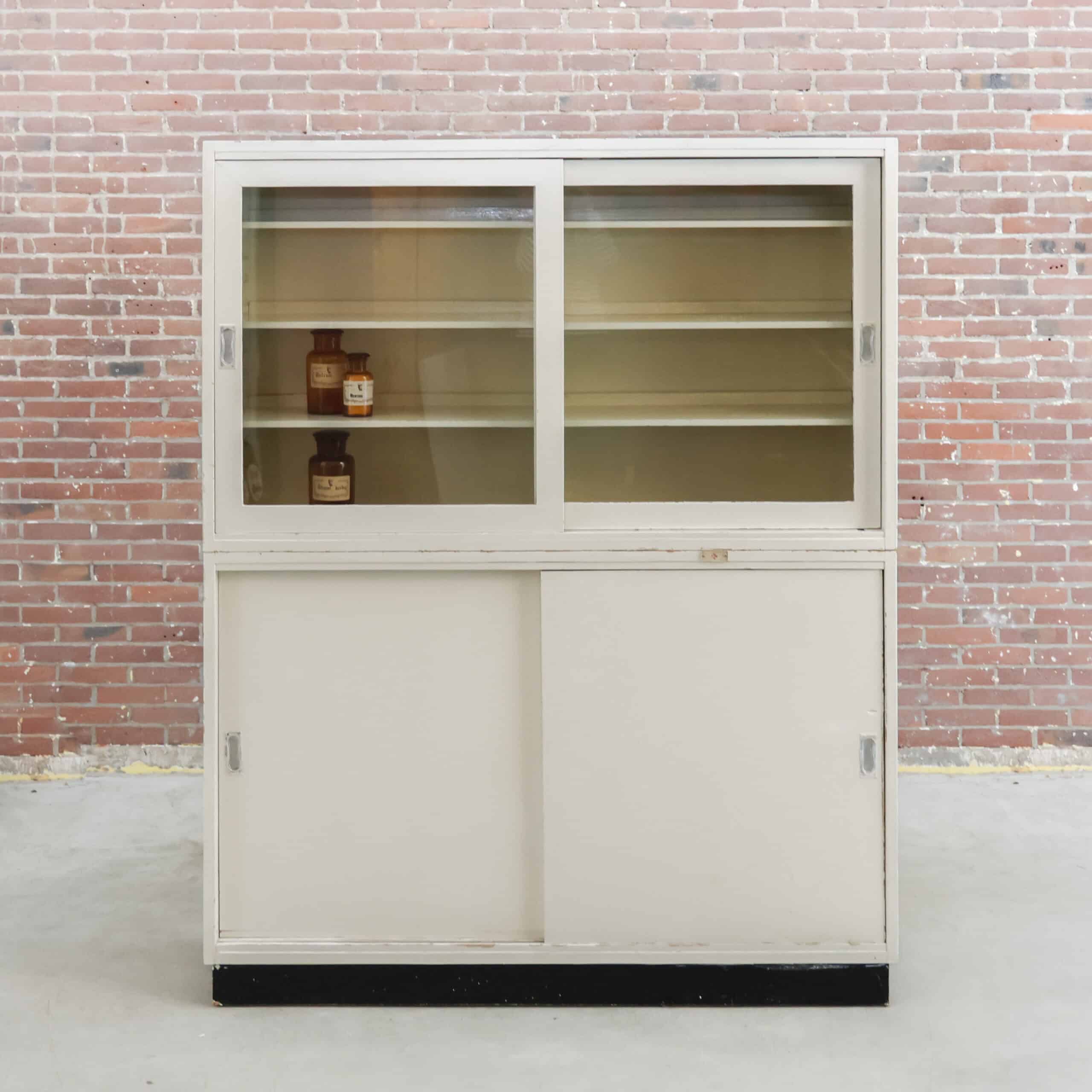 Industriële apothekerskast