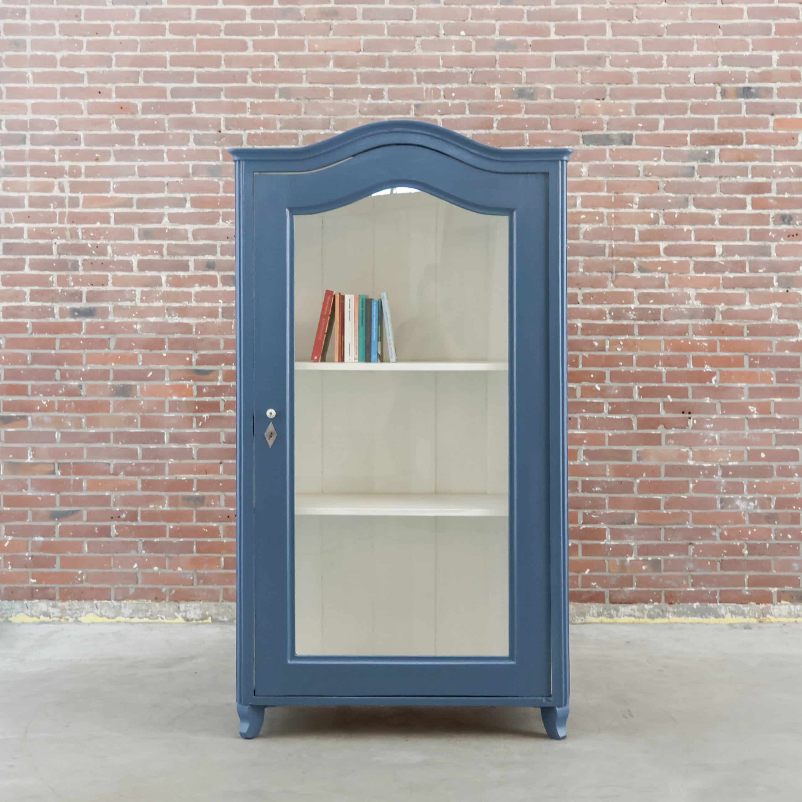 Blauwe vitrinekast