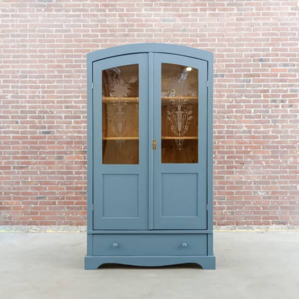 Blauwe vitrinekast