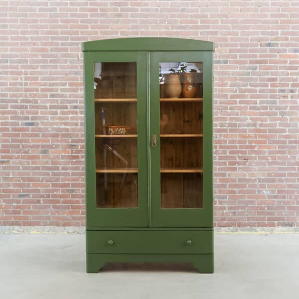 Brocante groene vitrinekast