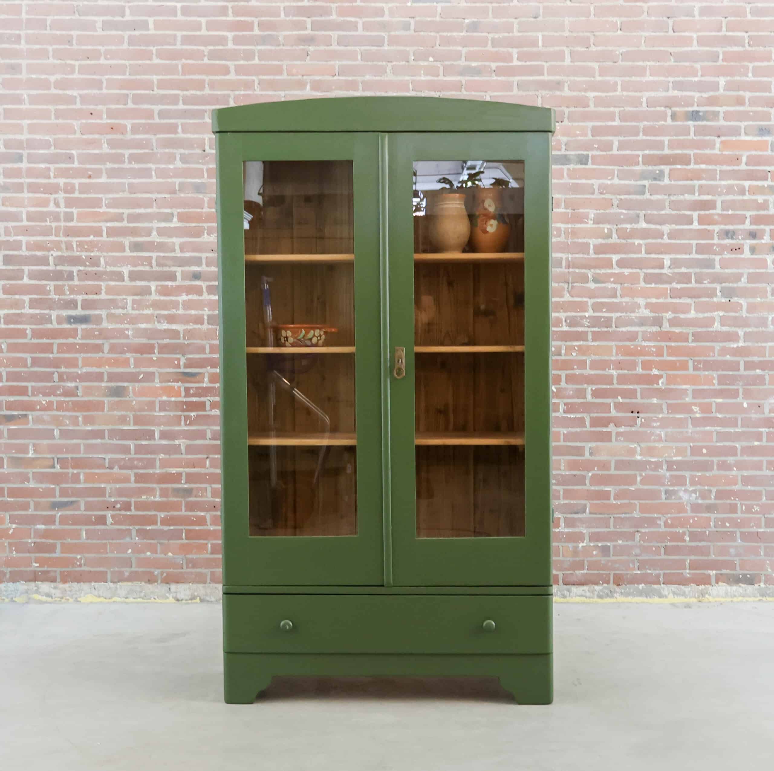 Brocante groene vitrinekast