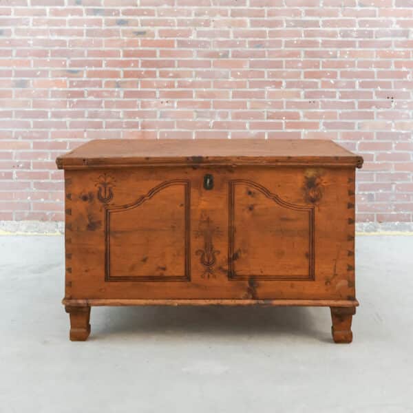 Antieke houten kist