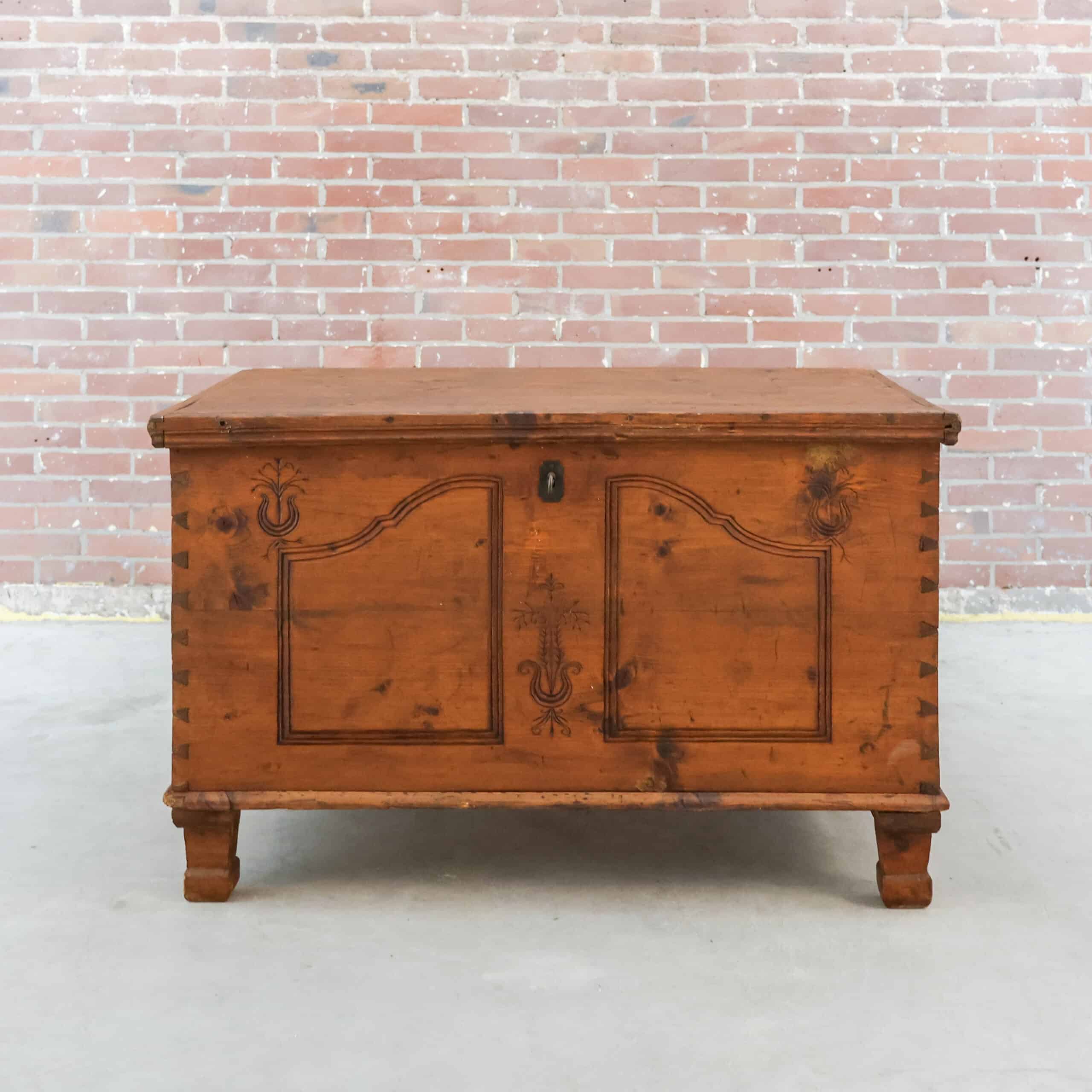 Antieke houten kist