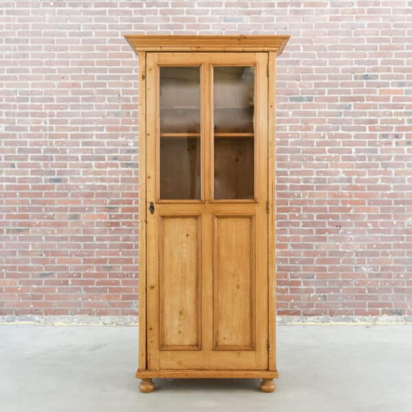 Grenen vitrinekast