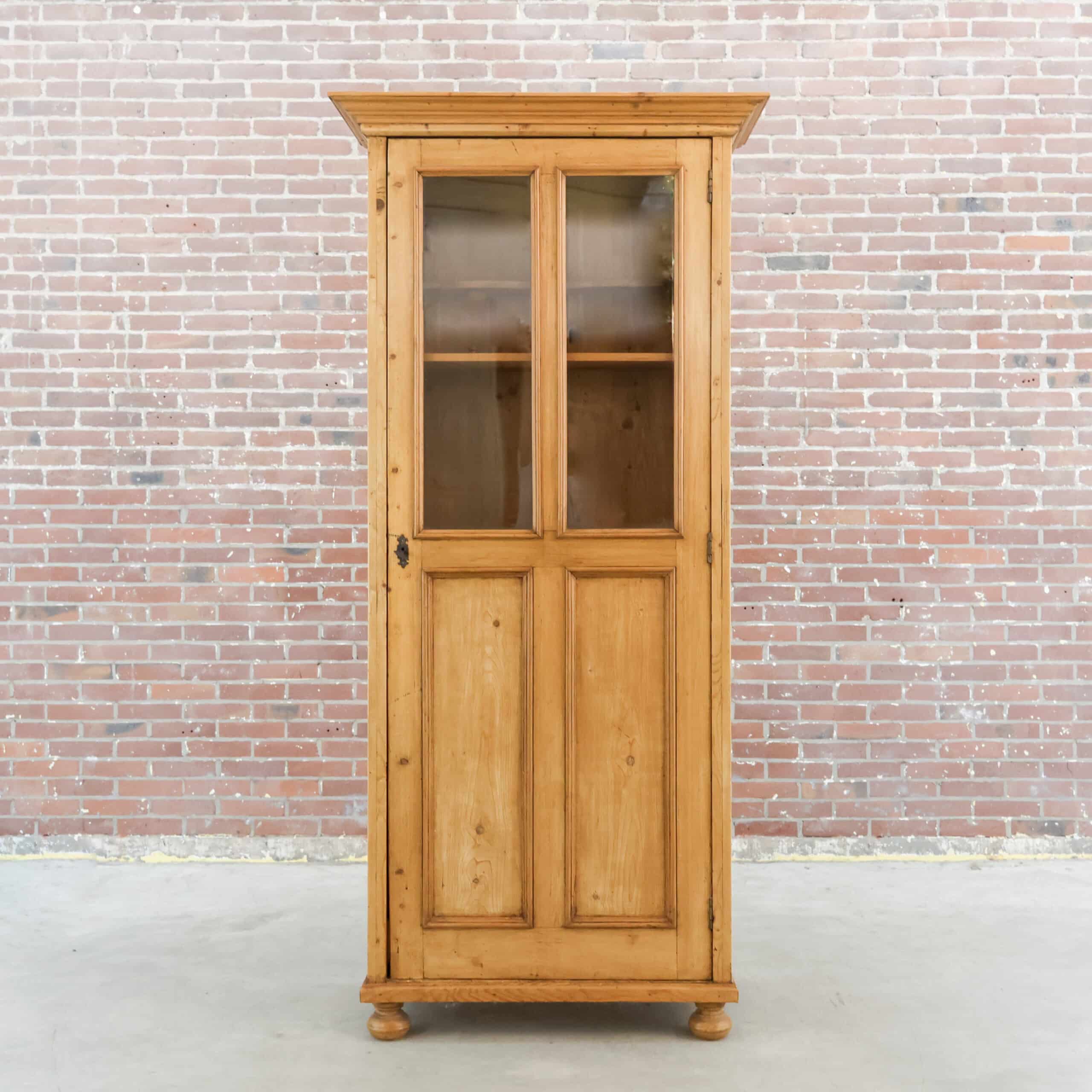 Grenen vitrinekast