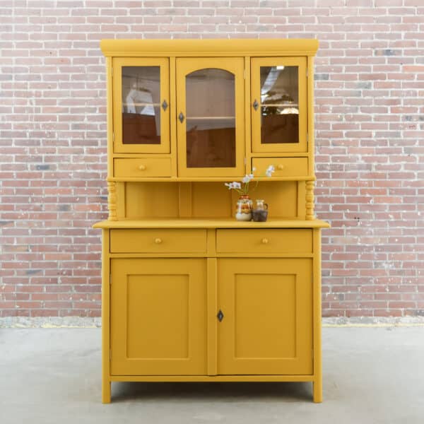 Brocante okergele buffetkast