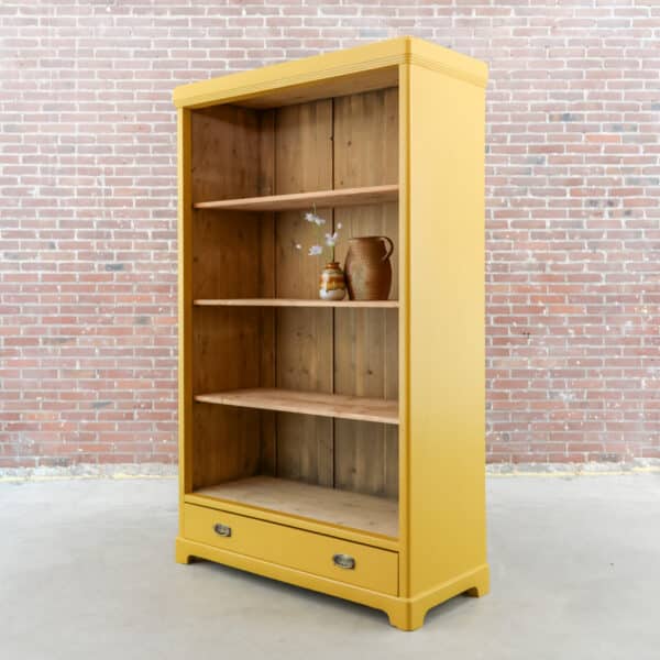 Okergele open boekenkast