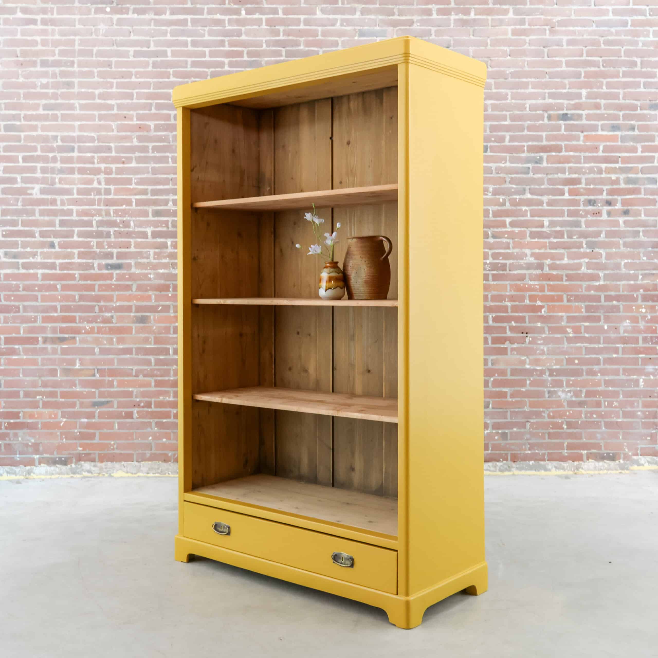 Okergele open boekenkast