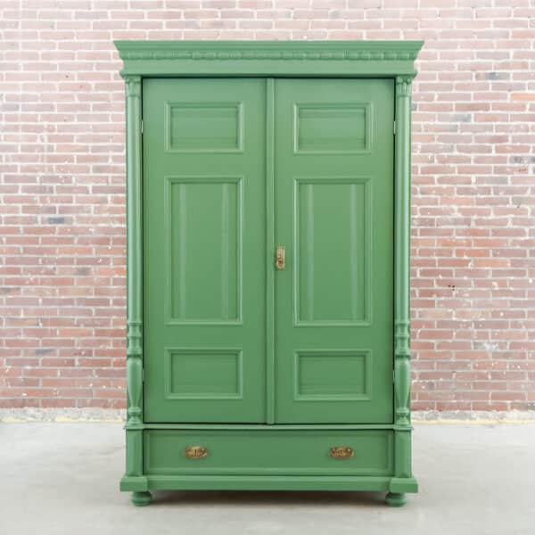 Brocante groene linnenkast