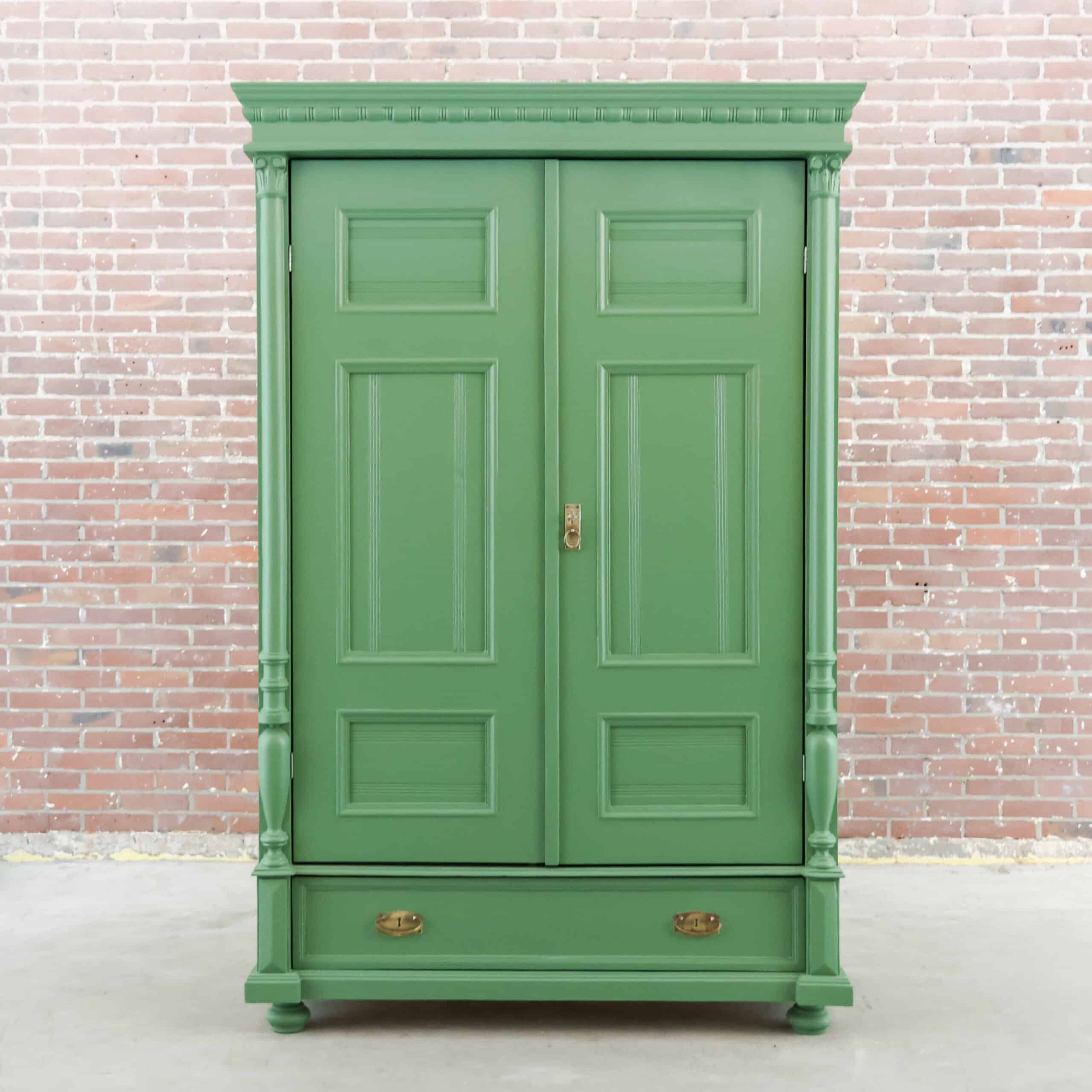 Brocante groene linnenkast