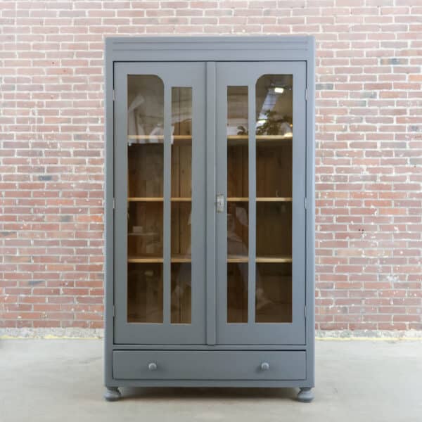 Brocante grijze vitrinekast