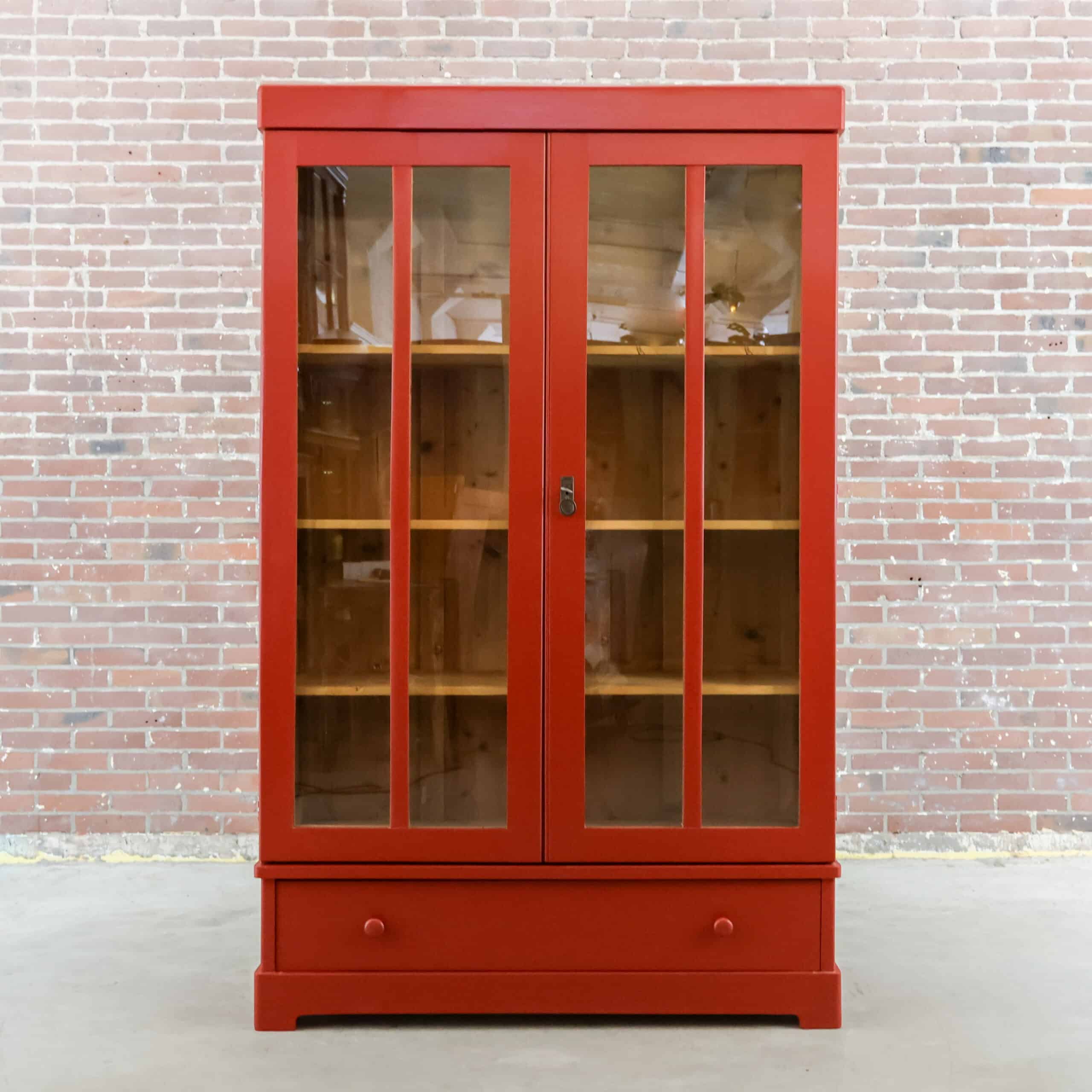 Brocante rode vitrinekast