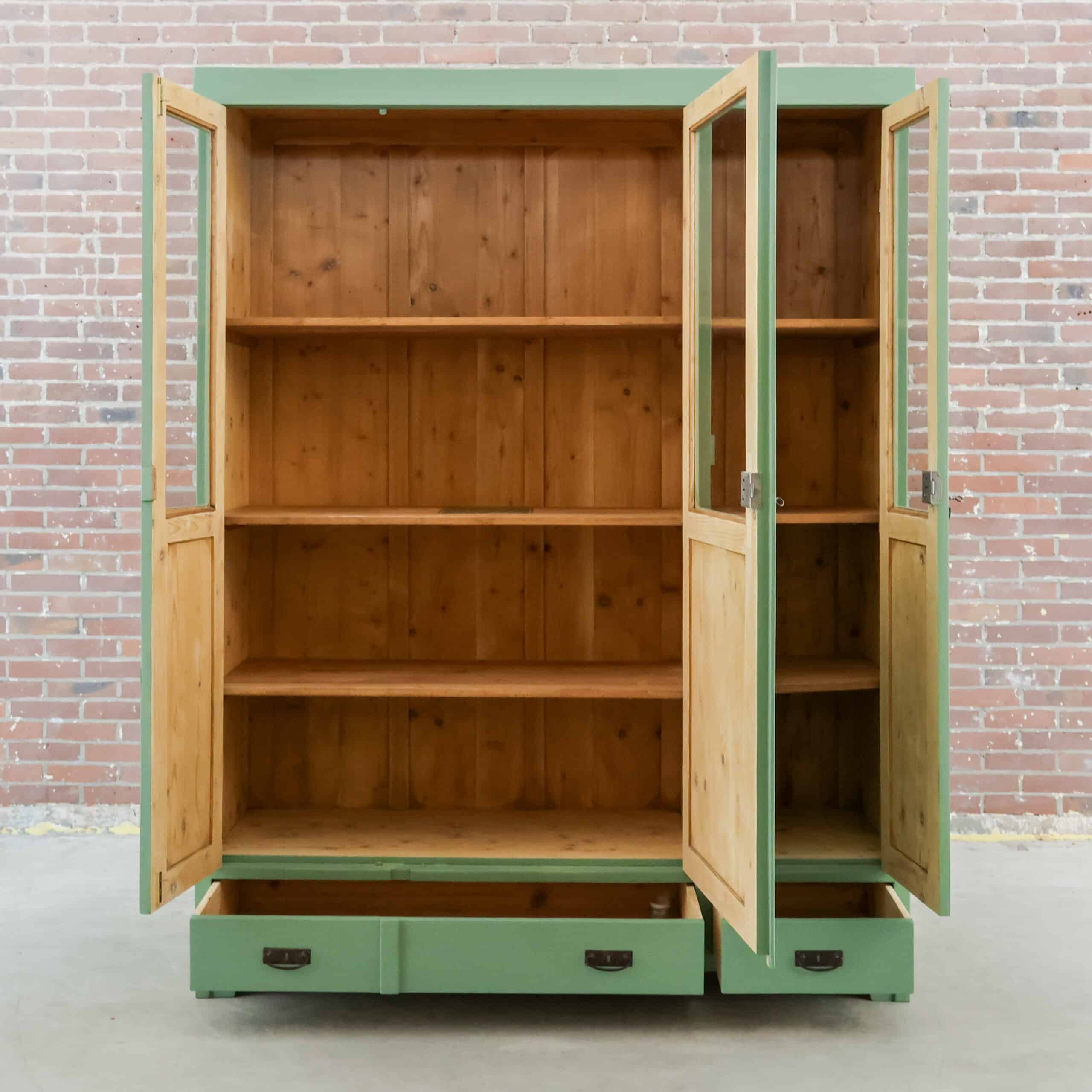 Brocante vitrinekast - driedeurs - Afbeelding 2