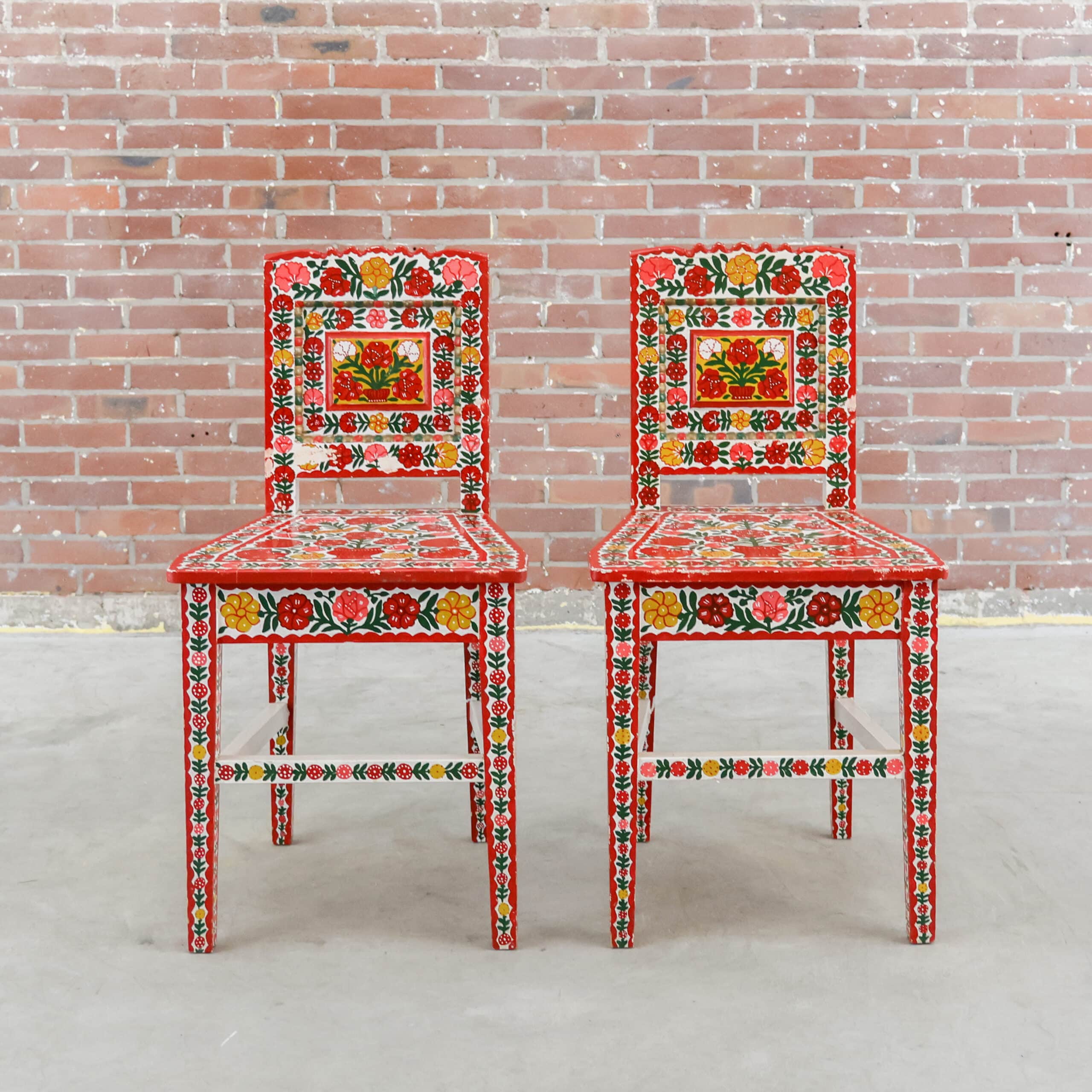 Traditioneel handbeschilderde stoelen