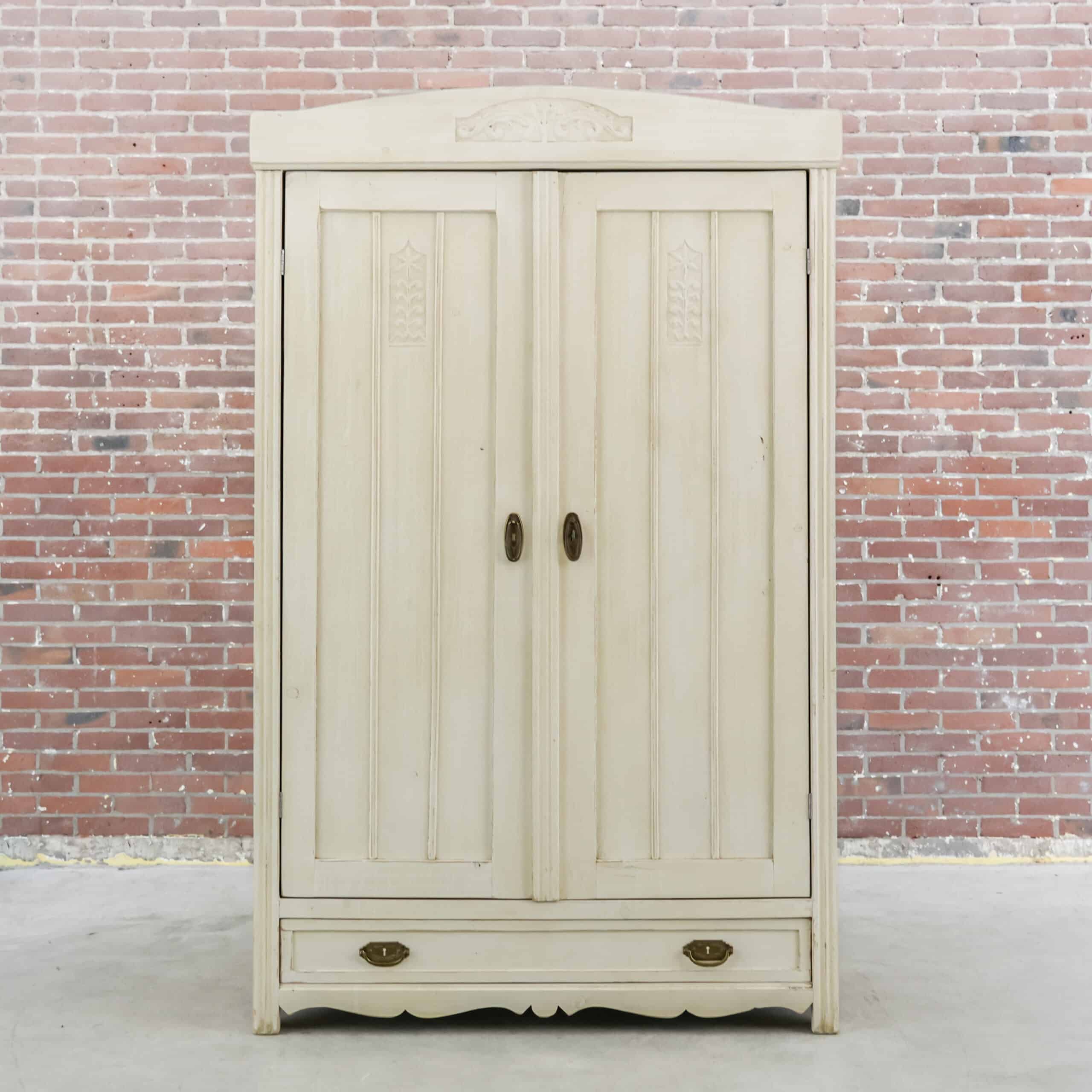 Brocante crème linnenkast