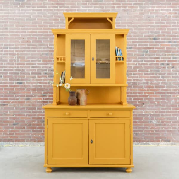 Brocante okergele buffetkast