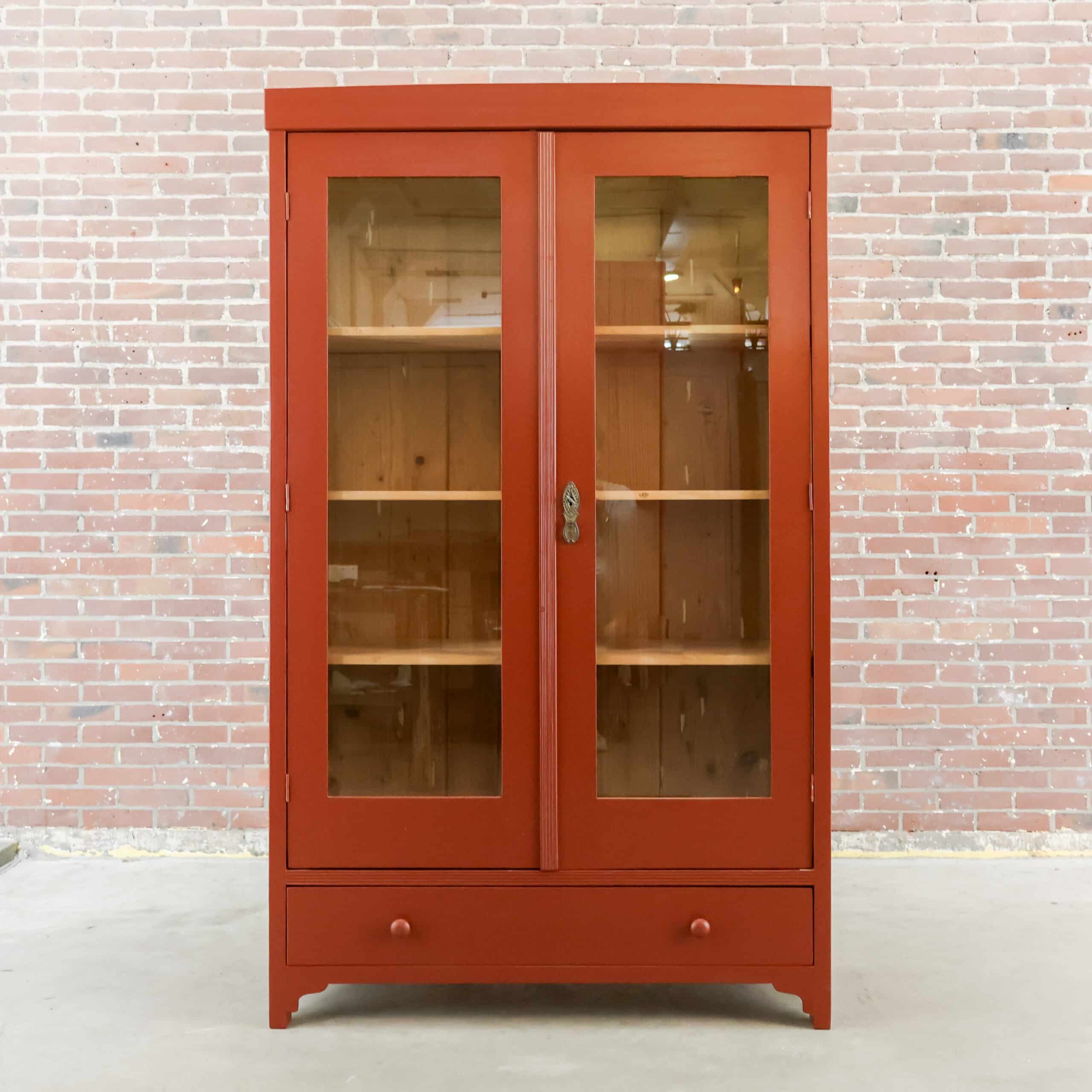 Brocante rode vitrinekast