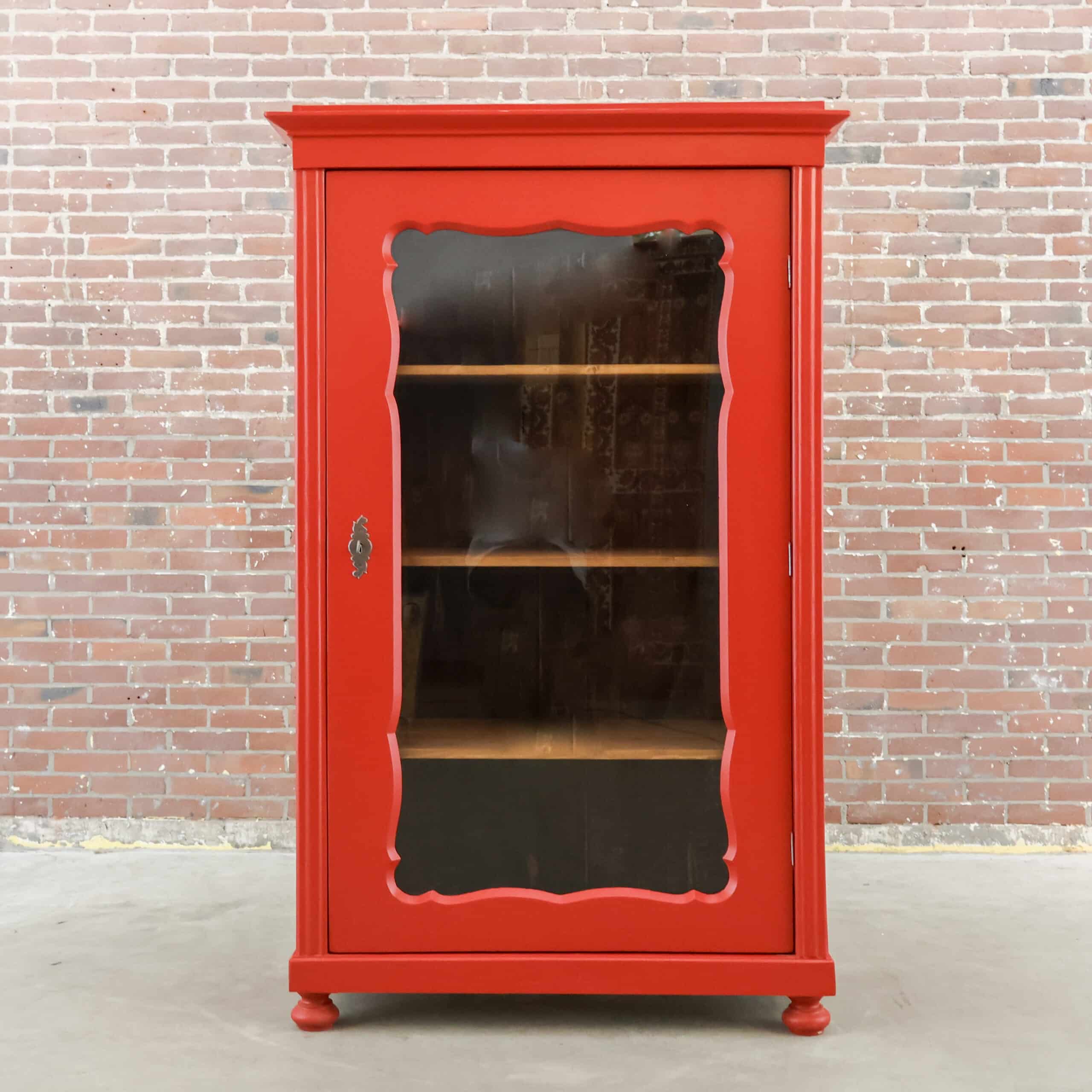 Brocante rode vitrinekast