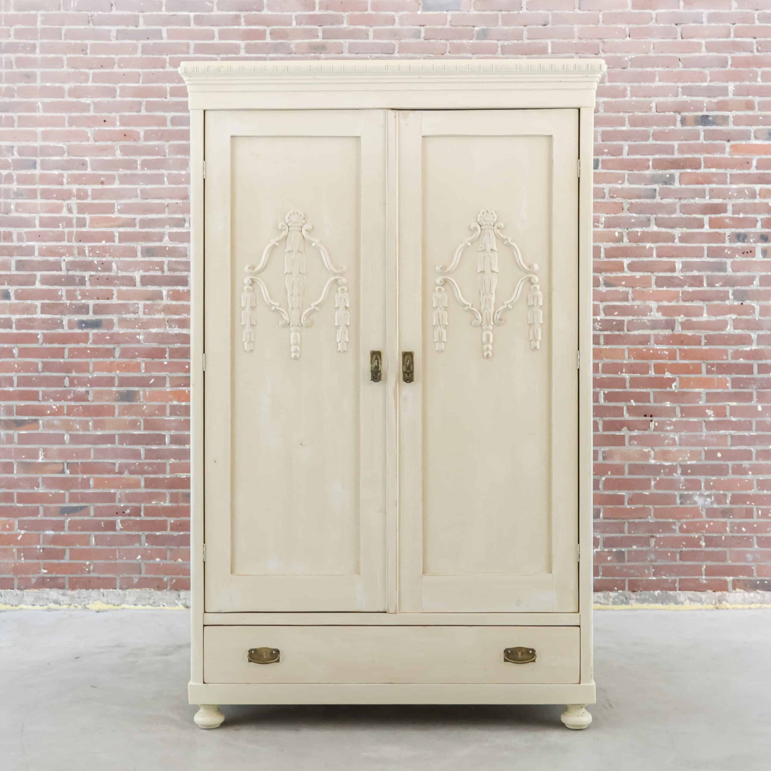 Brocante crème linnenkast