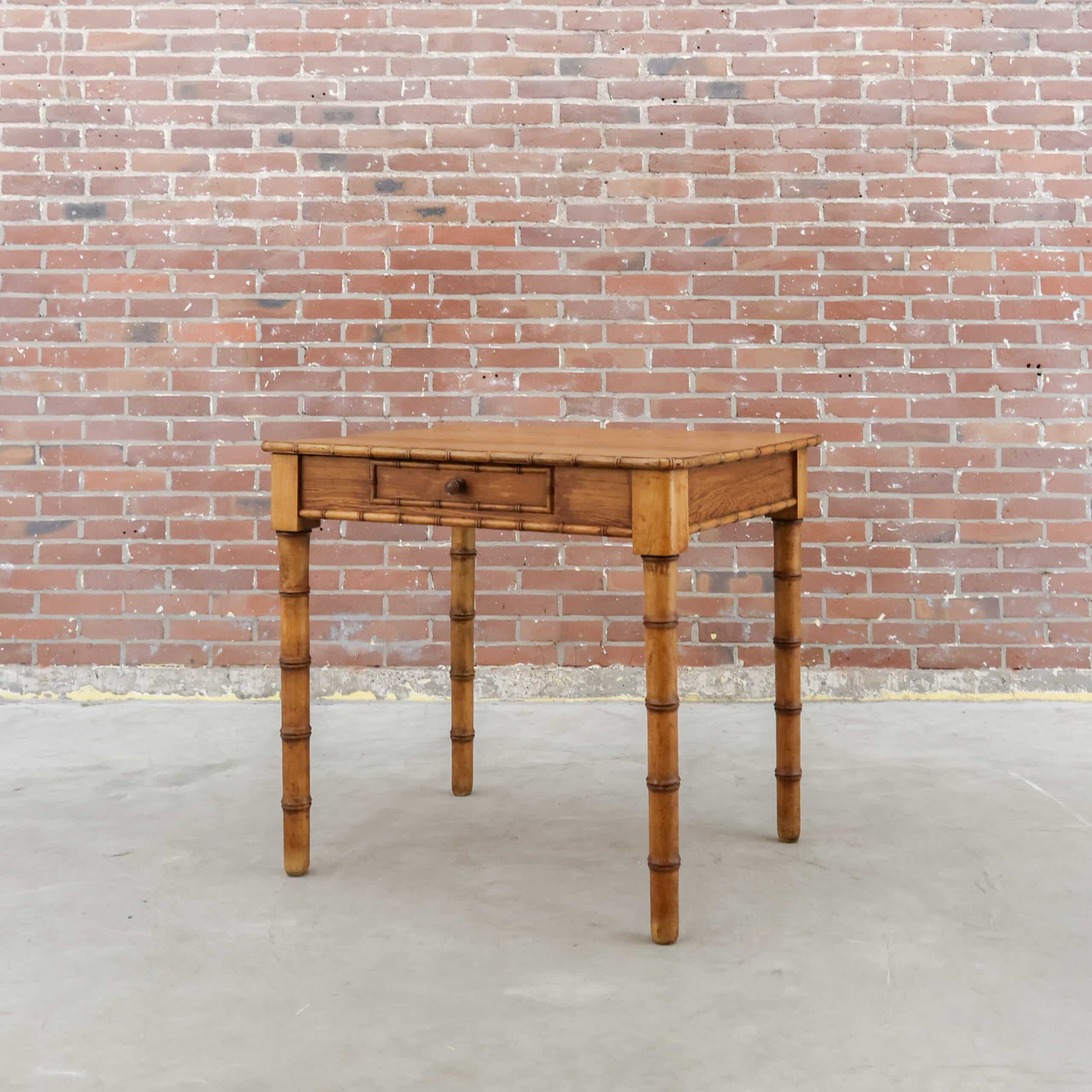 Faux bamboo tafel