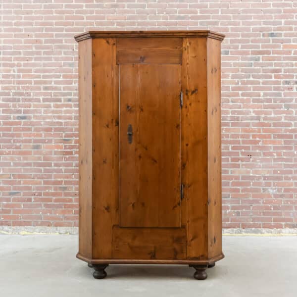 Antieke eendeurs kast