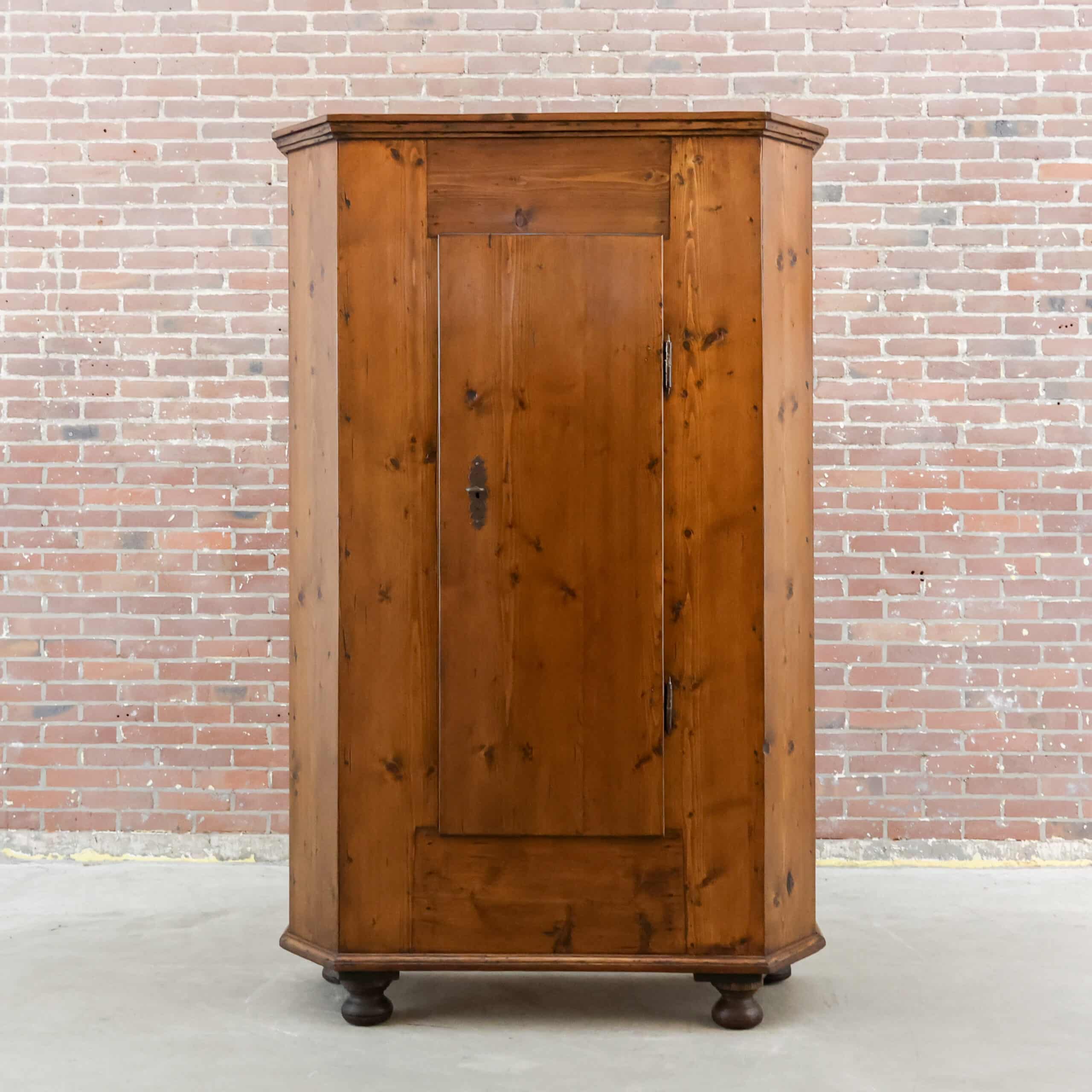 Antieke eendeurs kast