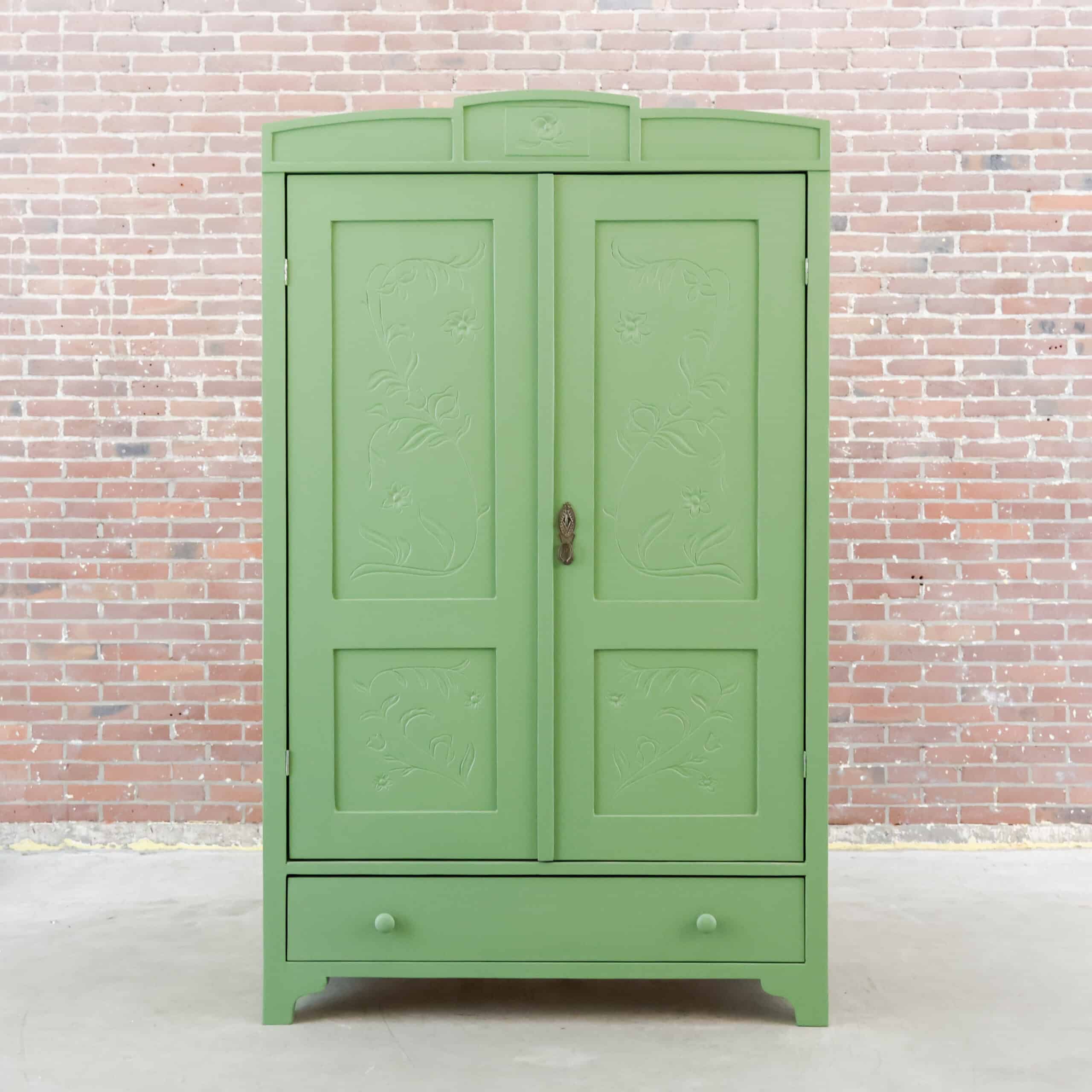 Brocante groene linnenkast