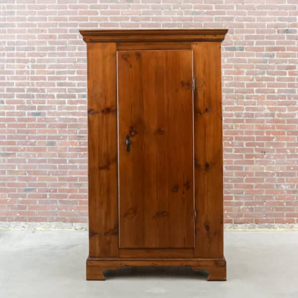 Antieke eendeurs kast