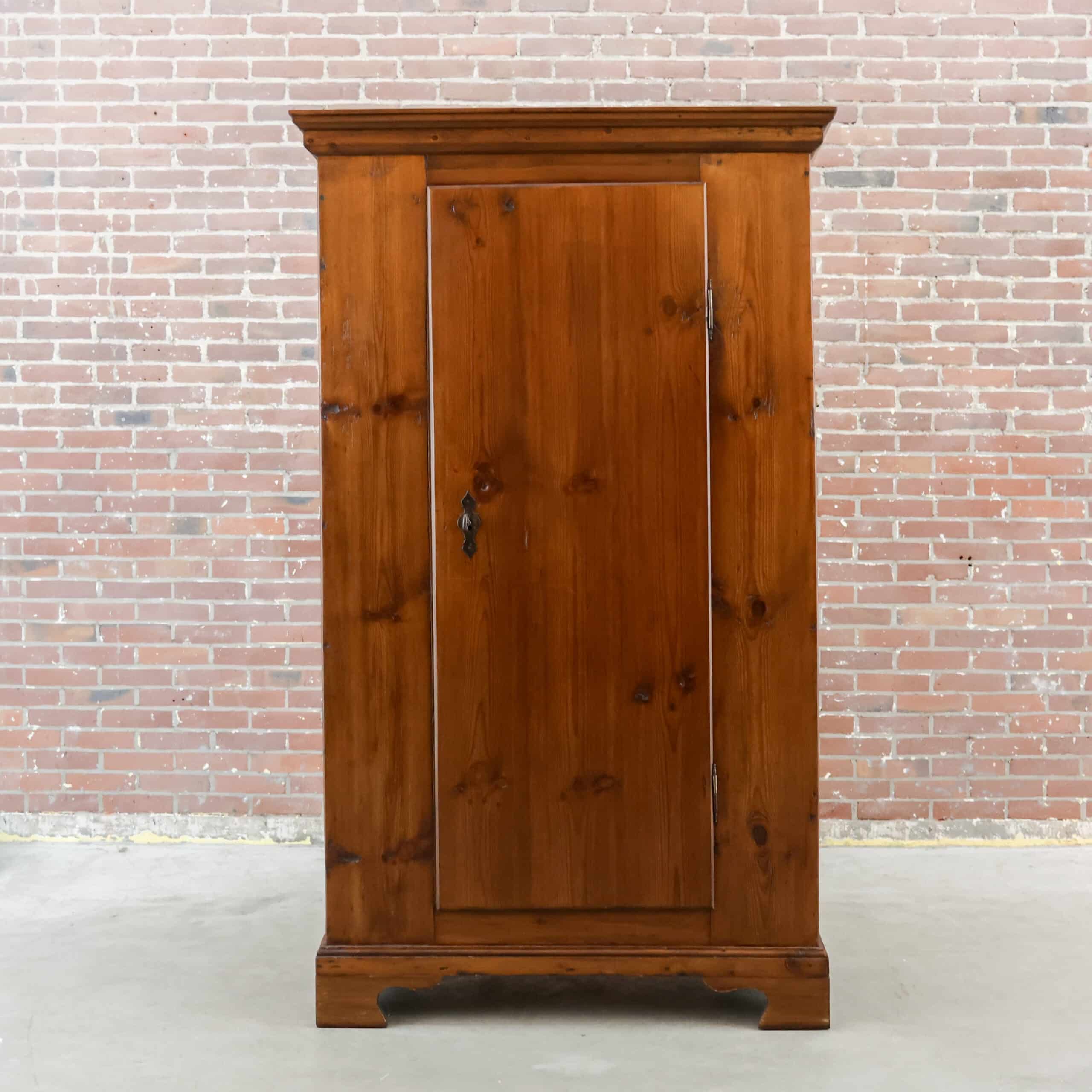 Antieke eendeurs kast